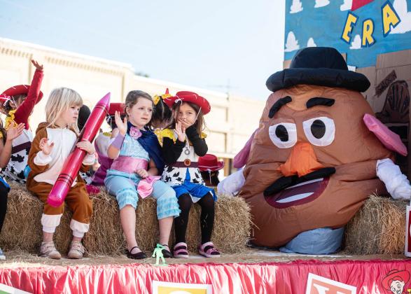 Kinder class claims grand champion parade float