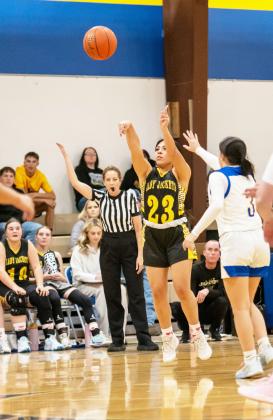 Kylie Ibarra shoots during the Olfen game. Nora Davis, photo.